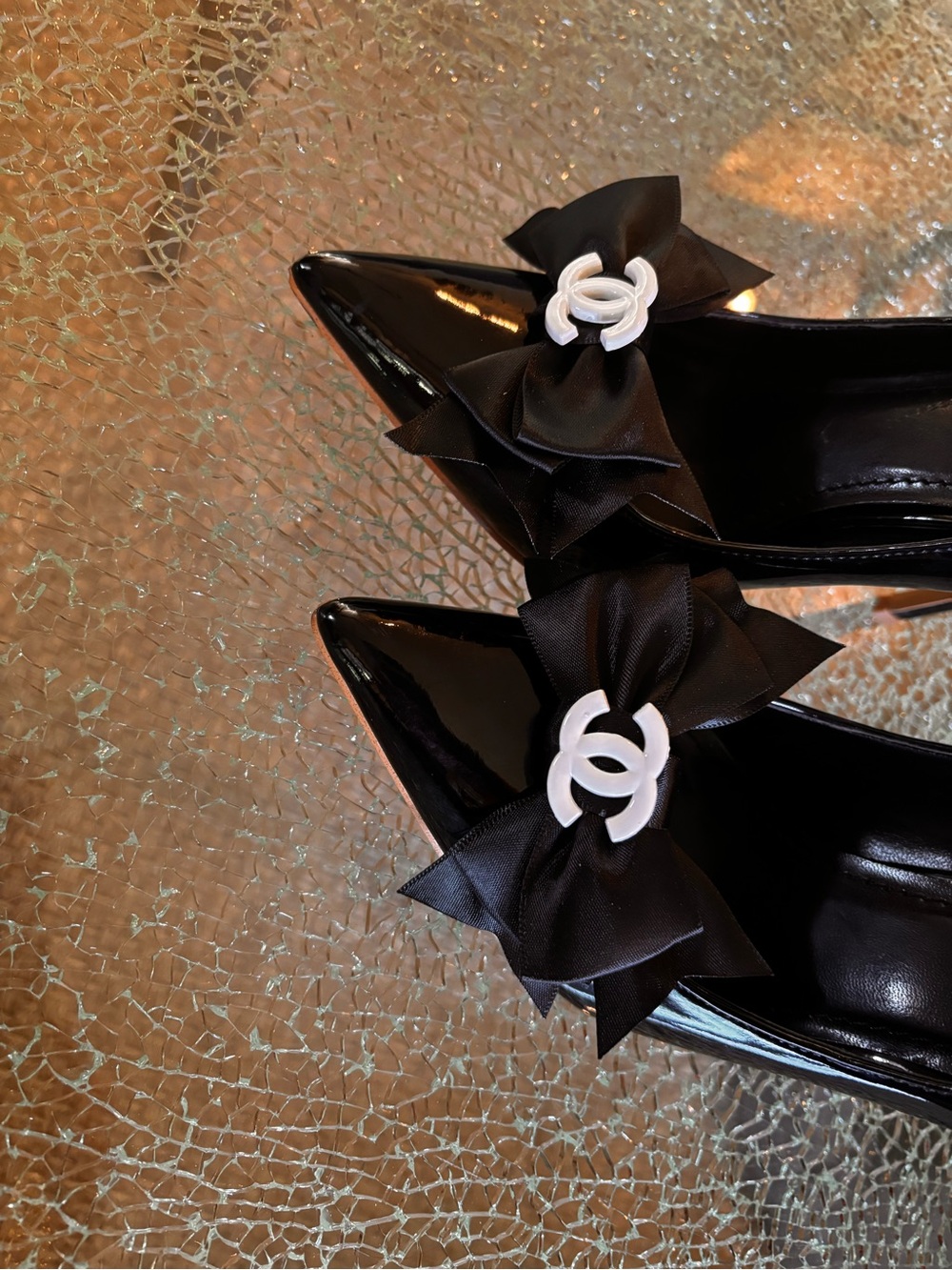 Bow shoe clips classic black and white